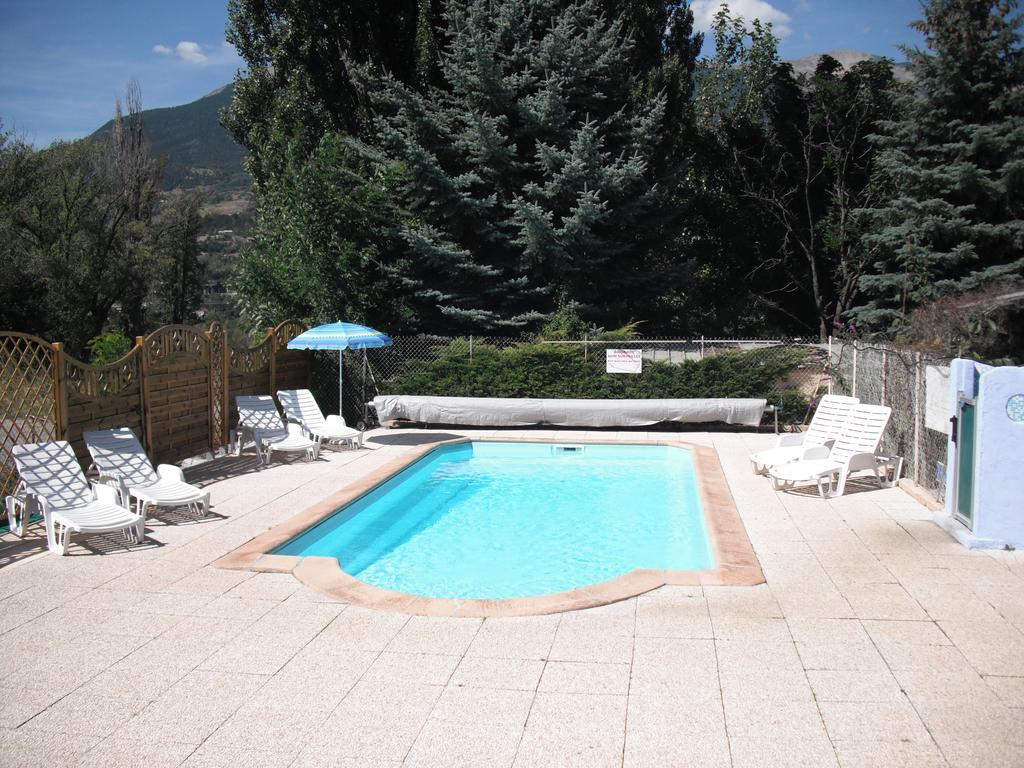 Camping Les Grillons Hotel Embrun Eksteriør billede