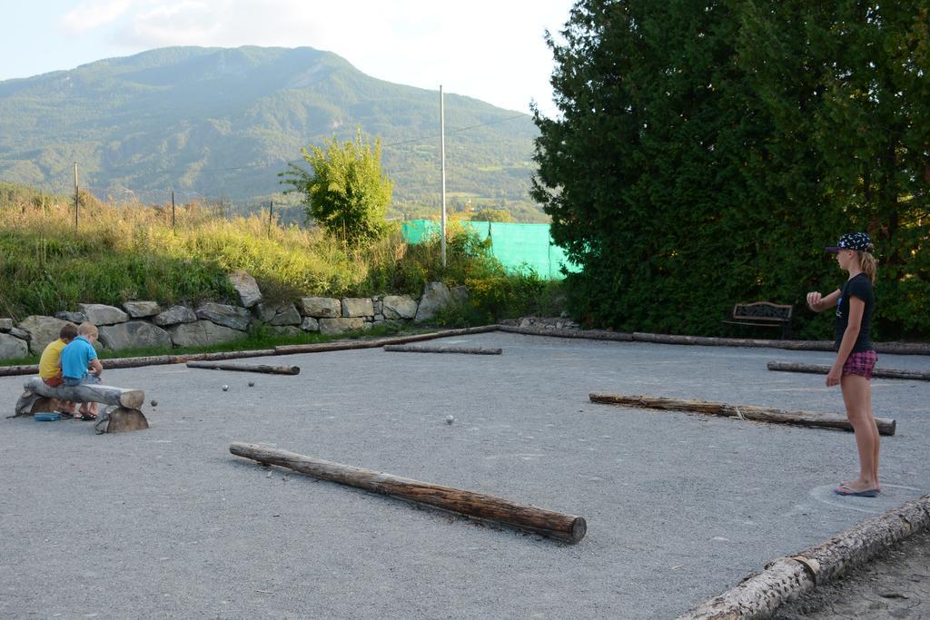 Camping Les Grillons Hotel Embrun Eksteriør billede