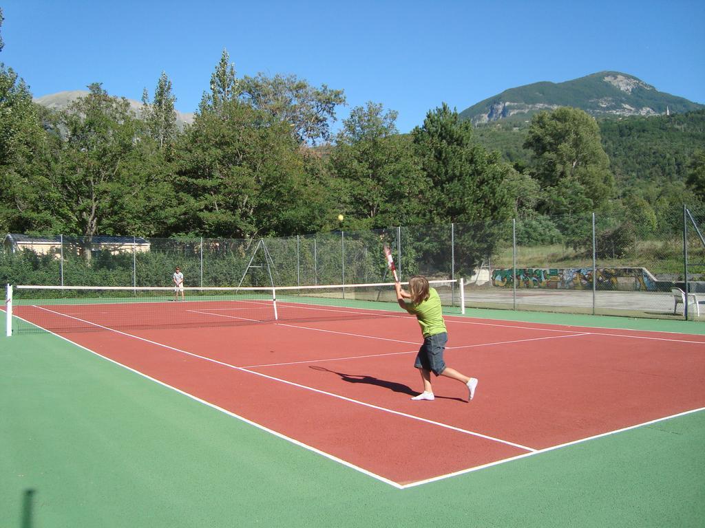 Camping Les Grillons Hotel Embrun Eksteriør billede